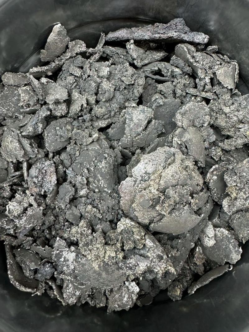 4个铁桶,3个银波峰炉锡渣,价值6万多元,冶炼出锡锭可以98